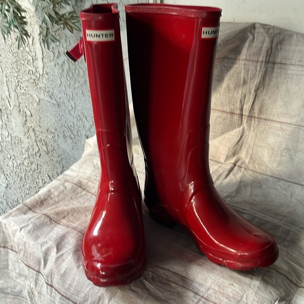 Hunter rain boots size 9 red Tall. Boots are in ‘Huntress’ style for wider calf.